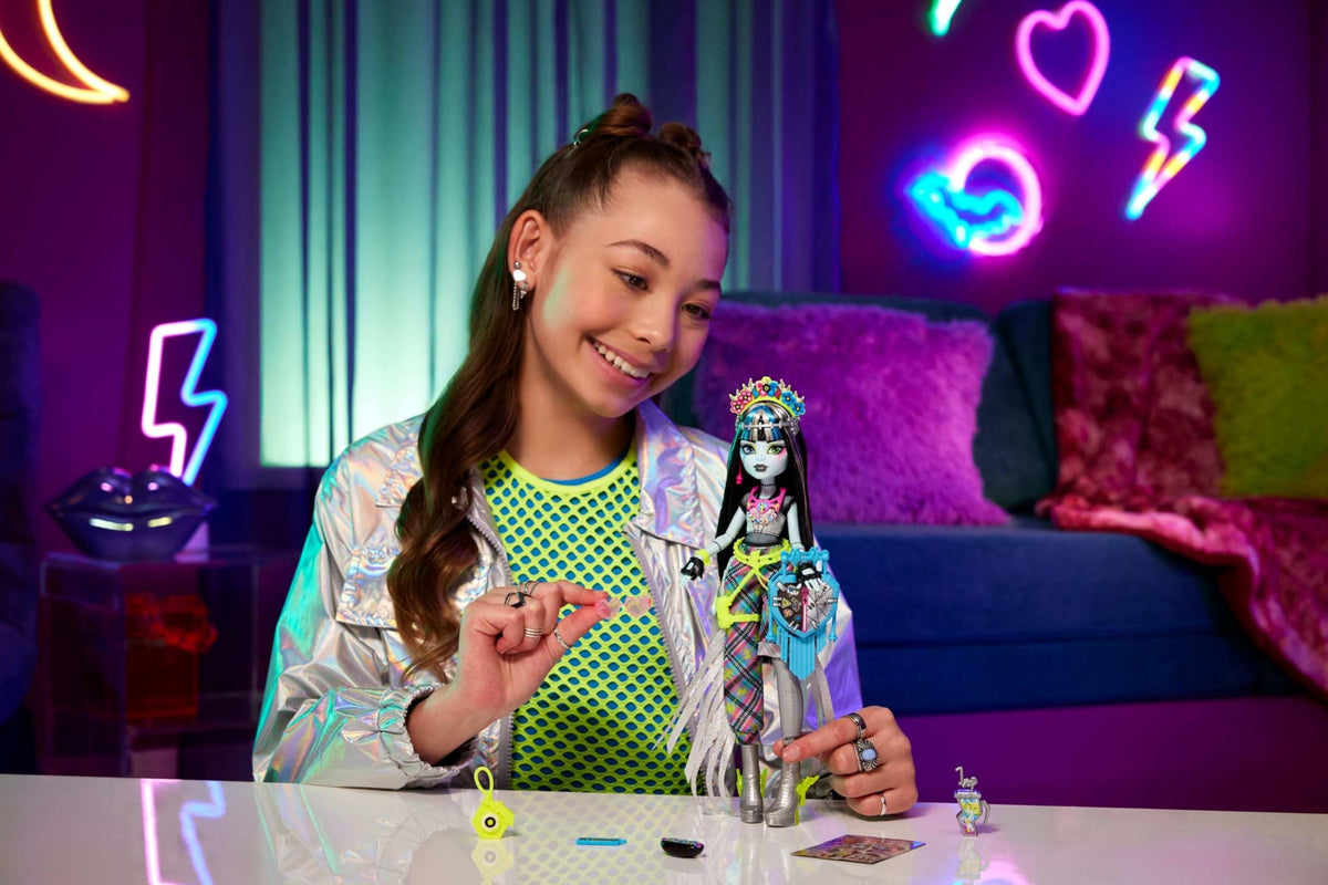 Monster High Doll with Glam Outfit & Festival Themed Accessories H2027